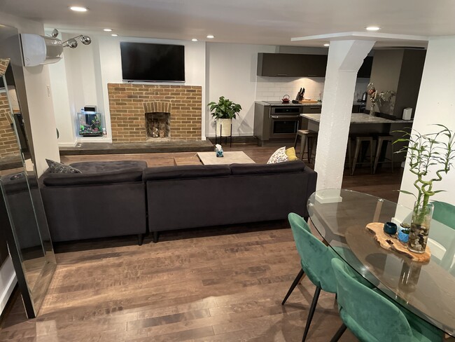 Building Photo - 3581 Boul Décarie