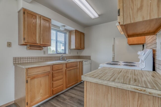 Building Photo - Great 2 Bed 1 Bath Duplex w/ New Flooring ...