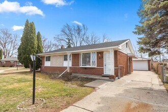 Building Photo - 10343 N Oak Dr