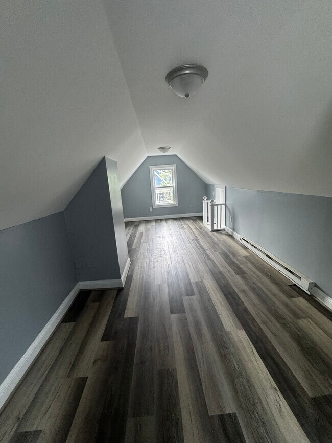 3rd floor bedroom - 31 Bainbridge St