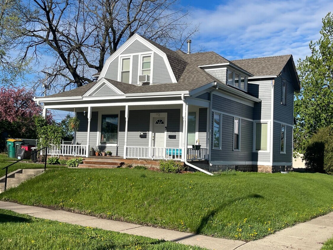 Primary Photo - Main floor duplex apt! Huge Ceilings and N...