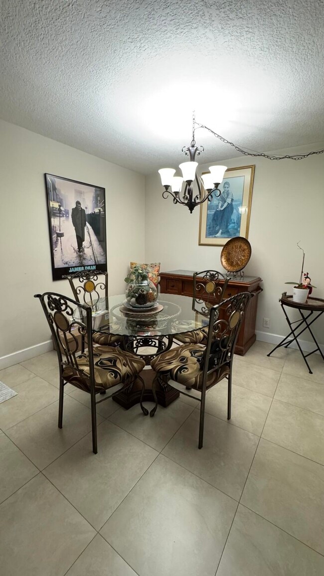 Foto del edificio - 719 Sunny Pine Way