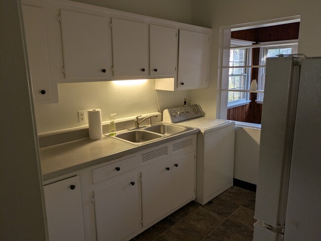 kitchen - 184 Garden Ln