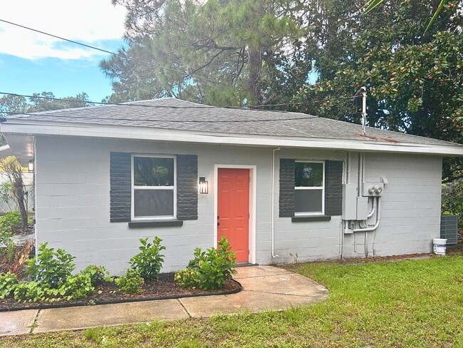 Building Photo - Beautifully renovated studio with extra large spa bathroom and yard