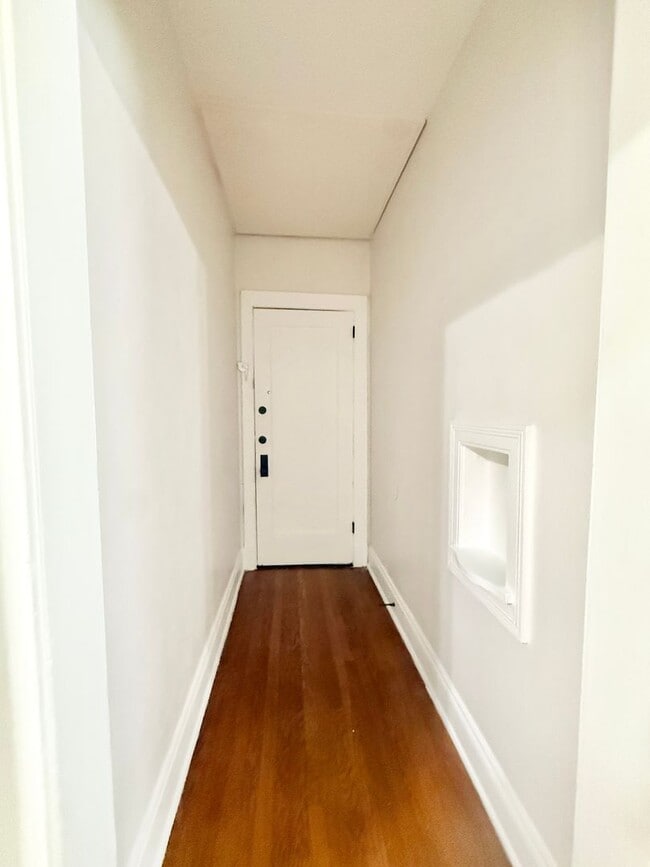 Building Photo - Very Unique Upstairs 1/1 w/ Hardwoods in Small 1920's complex - F211