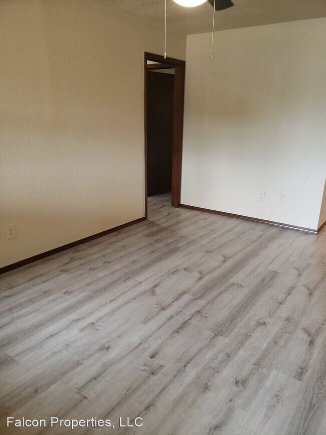 Building Photo - 3 br, 1.5 bath House - 329 Robbin Cir
