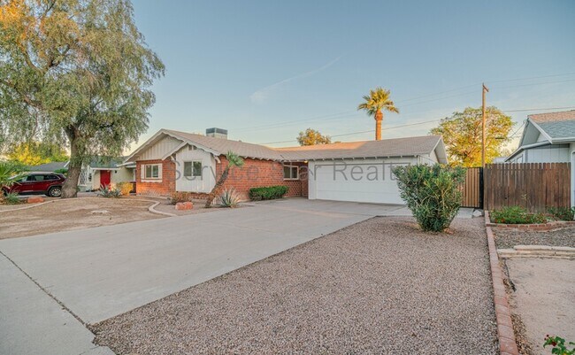 Foto del edificio - 8301 E Indianola Ave