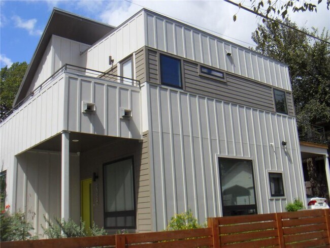 Building Photo - 2328 Santa Maria St