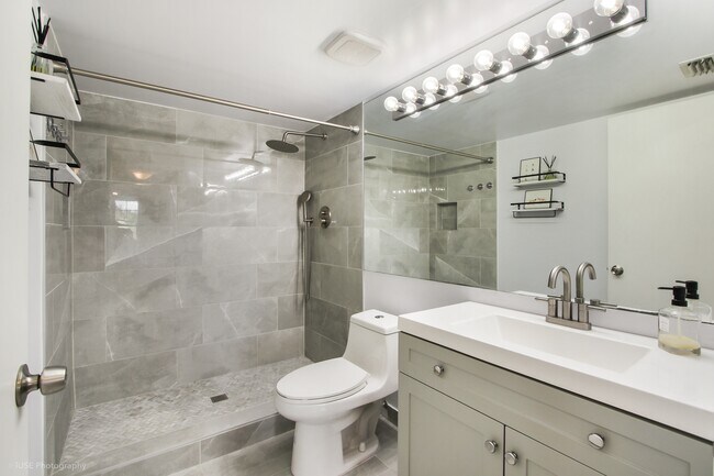 Building Photo - 300 Crestwood Ct N