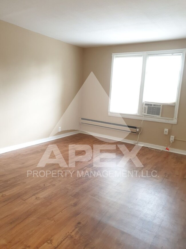 Building Photo - Spacious Top Floor 2 Bd - 1Ba Duplex Apart...