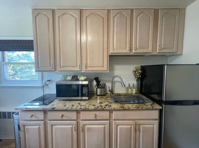 Living room/Kitchen - 8020 Grand Central Pky