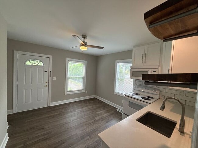 Building Photo - Condo in Wesley Heights!