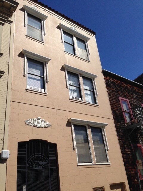 Building Photo - 114 Varennes St