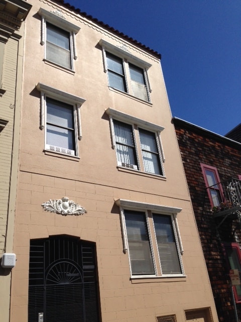 Building Photo - 114 Varennes St