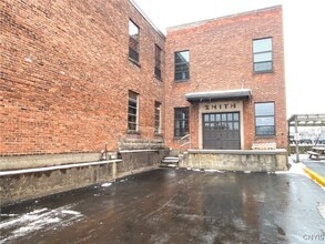 Building Photo - 412 Main St