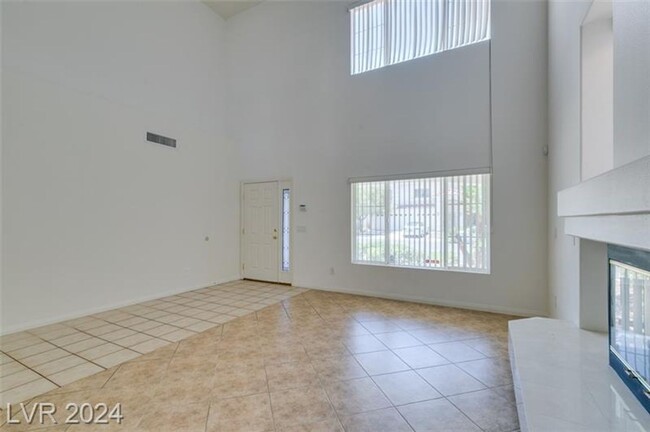 Building Photo - Spacious 5 bedroom!