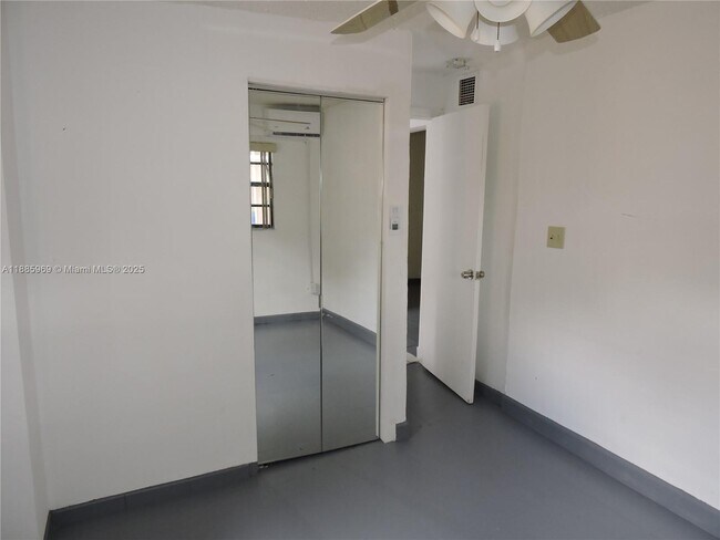 Foto del edificio - 681 NE 3rd Pl