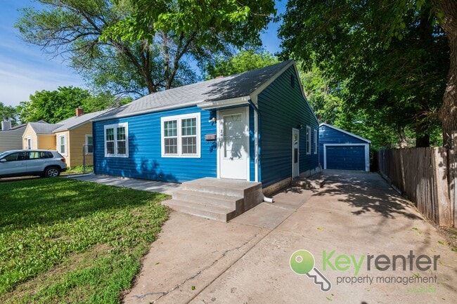Building Photo - Freshly remodeled 2 bedroom + 2 bonus room...