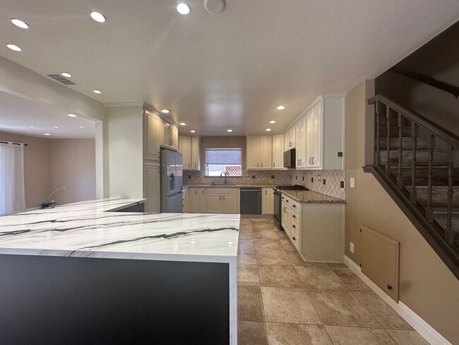 Building Photo - Beautiful 2-story pool home