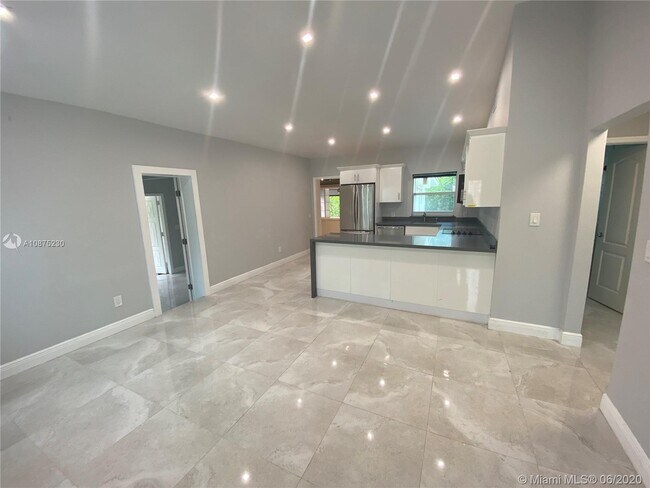 Building Photo - 3115 SW 27th St