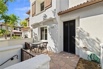 Building Photo - 18 Moonstone
