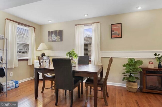 Building Photo - Beautifully Updated 3 Bedroom House Availa...
