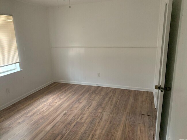 Building Photo - 5521 Valley Dr