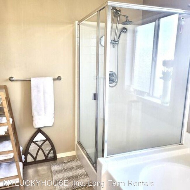 Foto del edificio - 4 br, 3 bath House - 134 NE Telima Lane