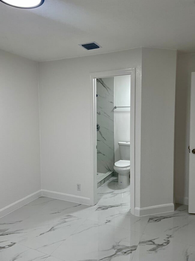 Building Photo - 86 NE 36th Ct