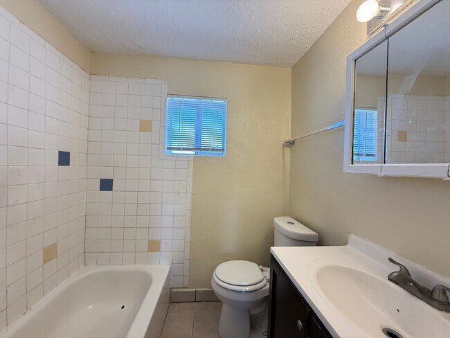 Foto del edificio - 350 Estancia Dr NW