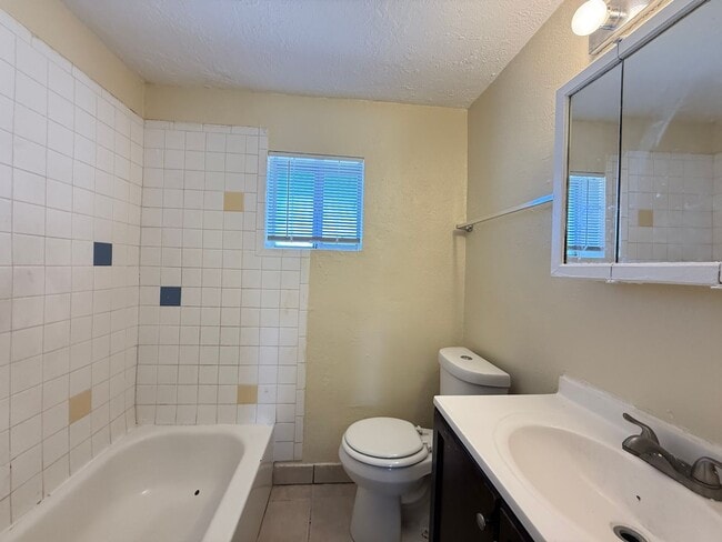 Building Photo - 350 Estancia Dr NW