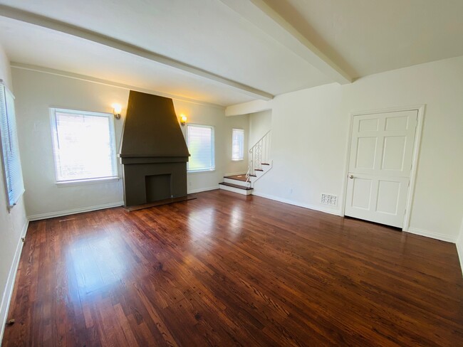 Building Photo - 207 S Arnaz Dr