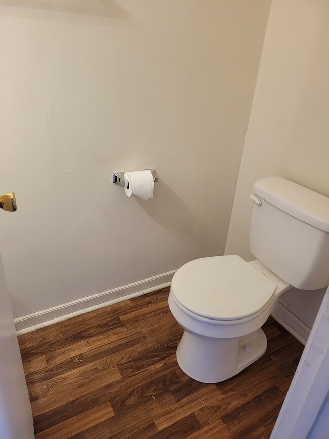 Half bath - 208 Glamorgan Dr