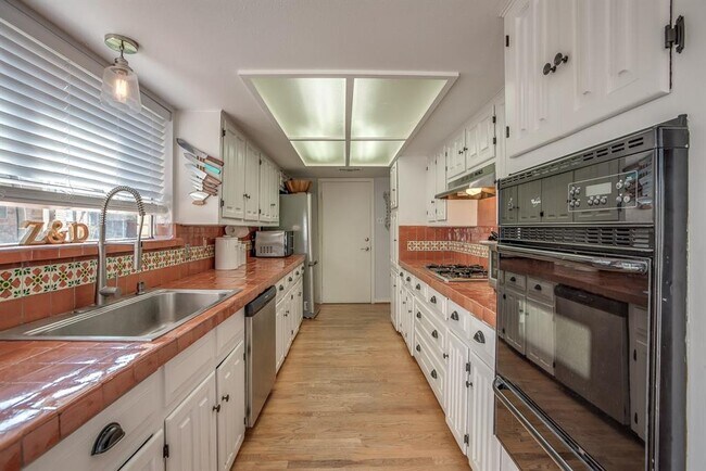 Building Photo - 413 Valley Glen Dr