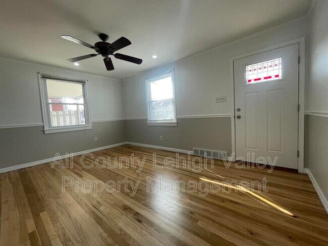 Building Photo - 457 Willow Rd