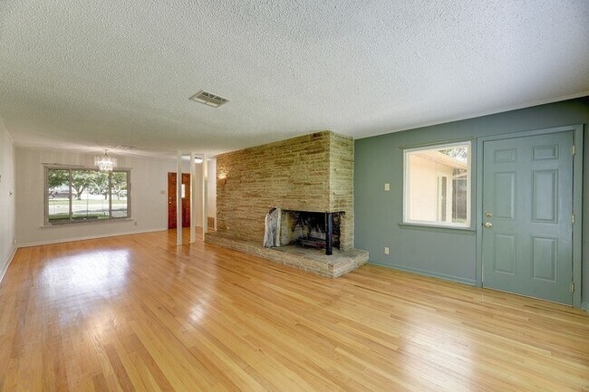 Building Photo - Available for 6 to 12 month lease - 3 bedr...