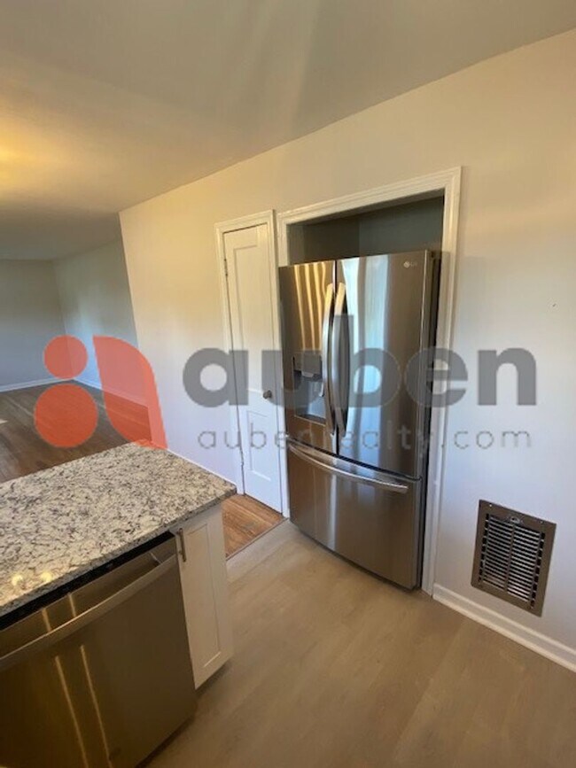 Building Photo - Updated 2 bed home with garage. Minutes to...