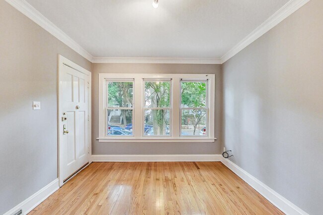 Building Photo - 1521 W Nelson St