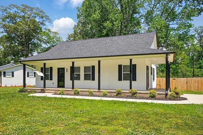 Foto del edificio - Mount Holly 3 Bedroom Ranch w/ Fenced in Back Yard