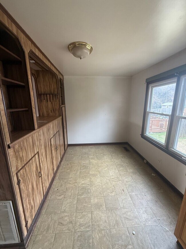 Building Photo - Knoxville 37915 - Cozy 2 bedroom, 1 bath home- Contact Lisa Vineyard and Shannon Russell (865) 21...