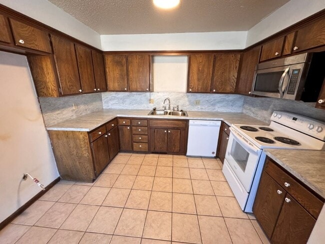 Photo - 2 bed, 1 and 1/2 baths with a 1 car garage and new countertops! cute duplex for rent near SW 89th... House