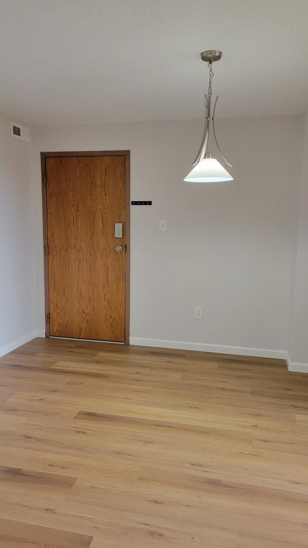 Building Photo - Amazing North Side Condominium