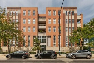 Building Photo - 3550 W Montrose Ave