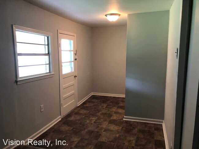 Building Photo - 3 br, 1 bath House - 832 Country Club Dr.