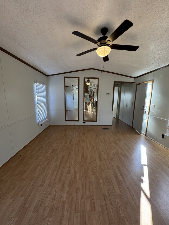 Foto del edificio - "Charming 2-Bed, 2-Bath in Hendersonville.