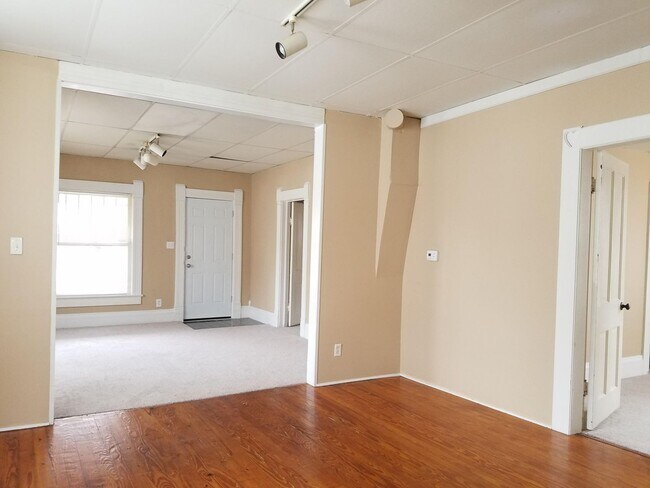 Building Photo - Nice 2 bedroom 1 bath house comes with nic...