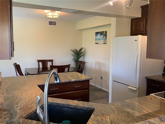 Foto del edificio - 7410 Lake Breeze Dr