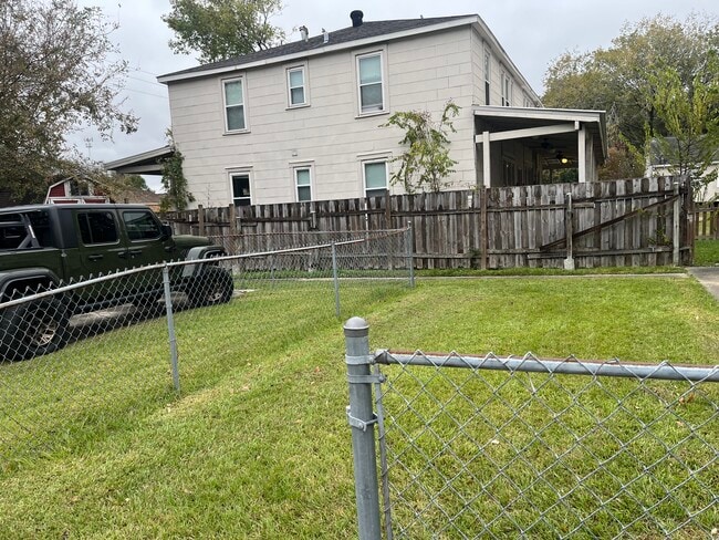 Building Photo - 4832 Convention St