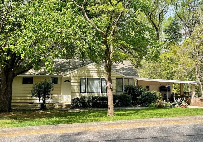 Photo - 3 Bedroom 1 Bath Near UGA and 5 Points! Available August 10th! House