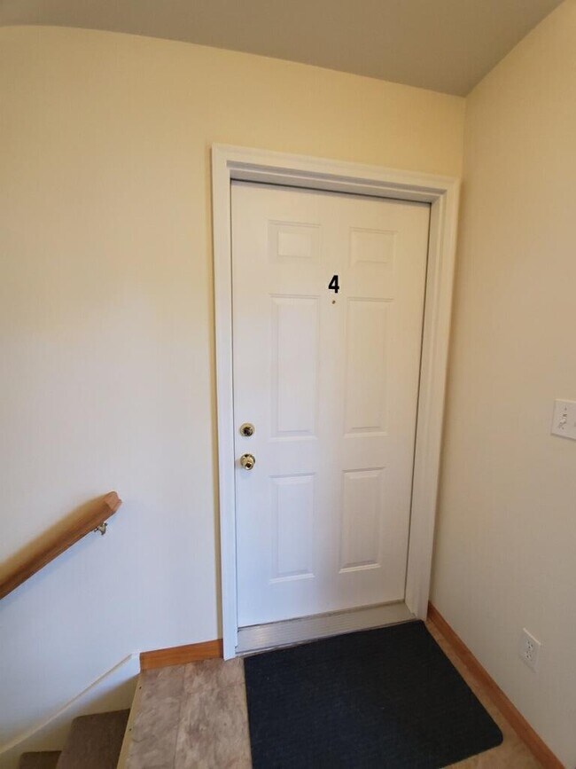Building Photo - 256 College Ave